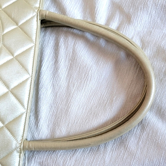 COA💓🔥CHANEL Iridescent Pearl Lambskin Medallion Tote /COA - Picture 13 of 14